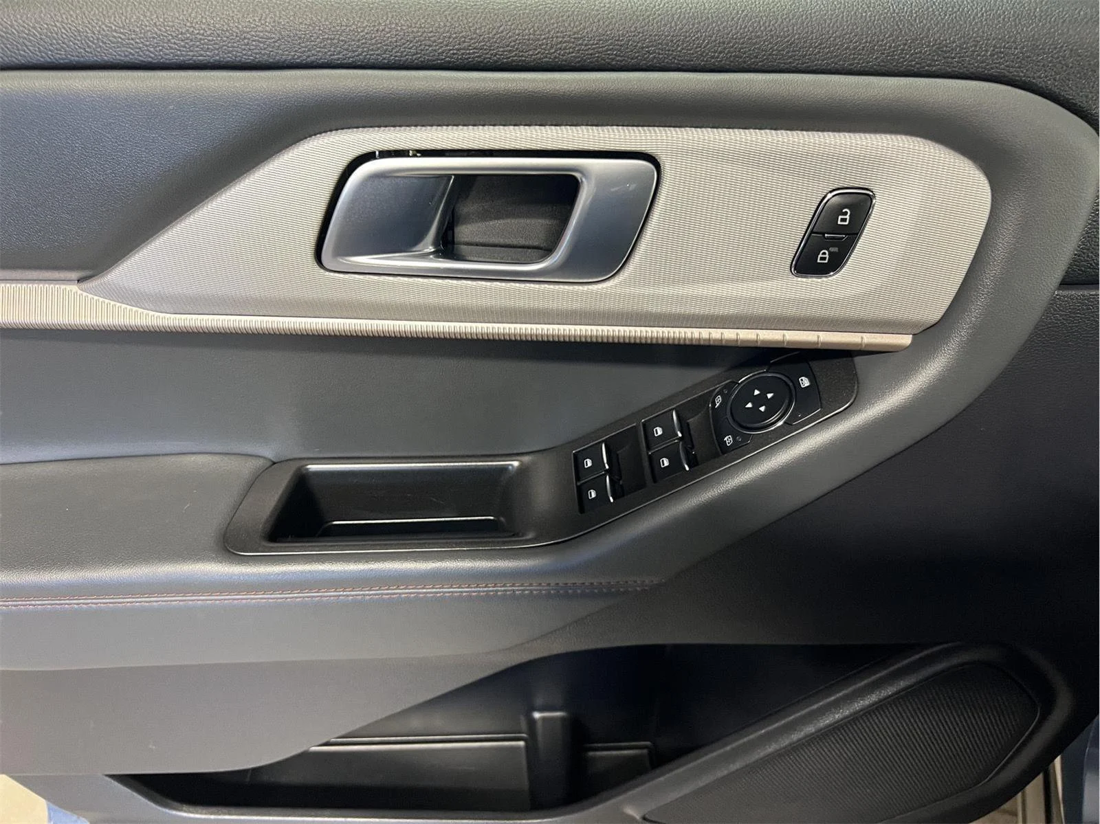 Used 2025 Vapor Blue Ford Active image 11