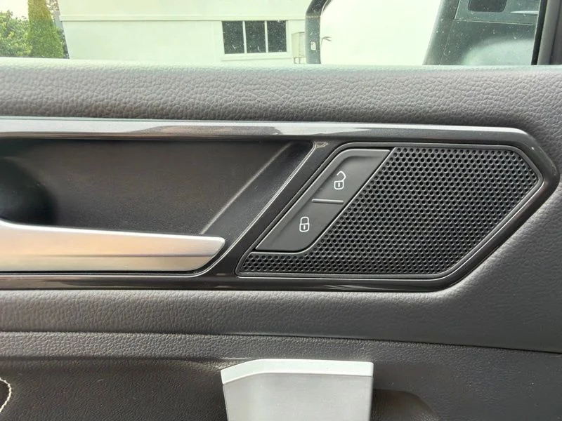 Used 2024  Volkswagen 2.0T SE image 22