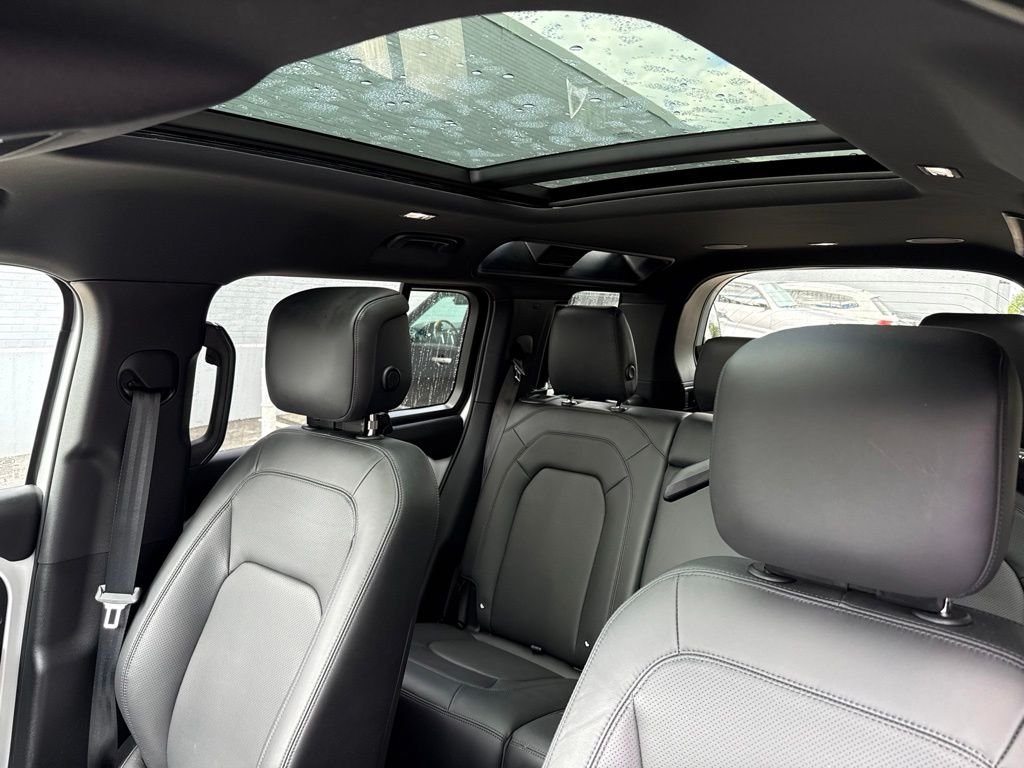 Used 2025 White Land Rover X-Dynamic SE image 10
