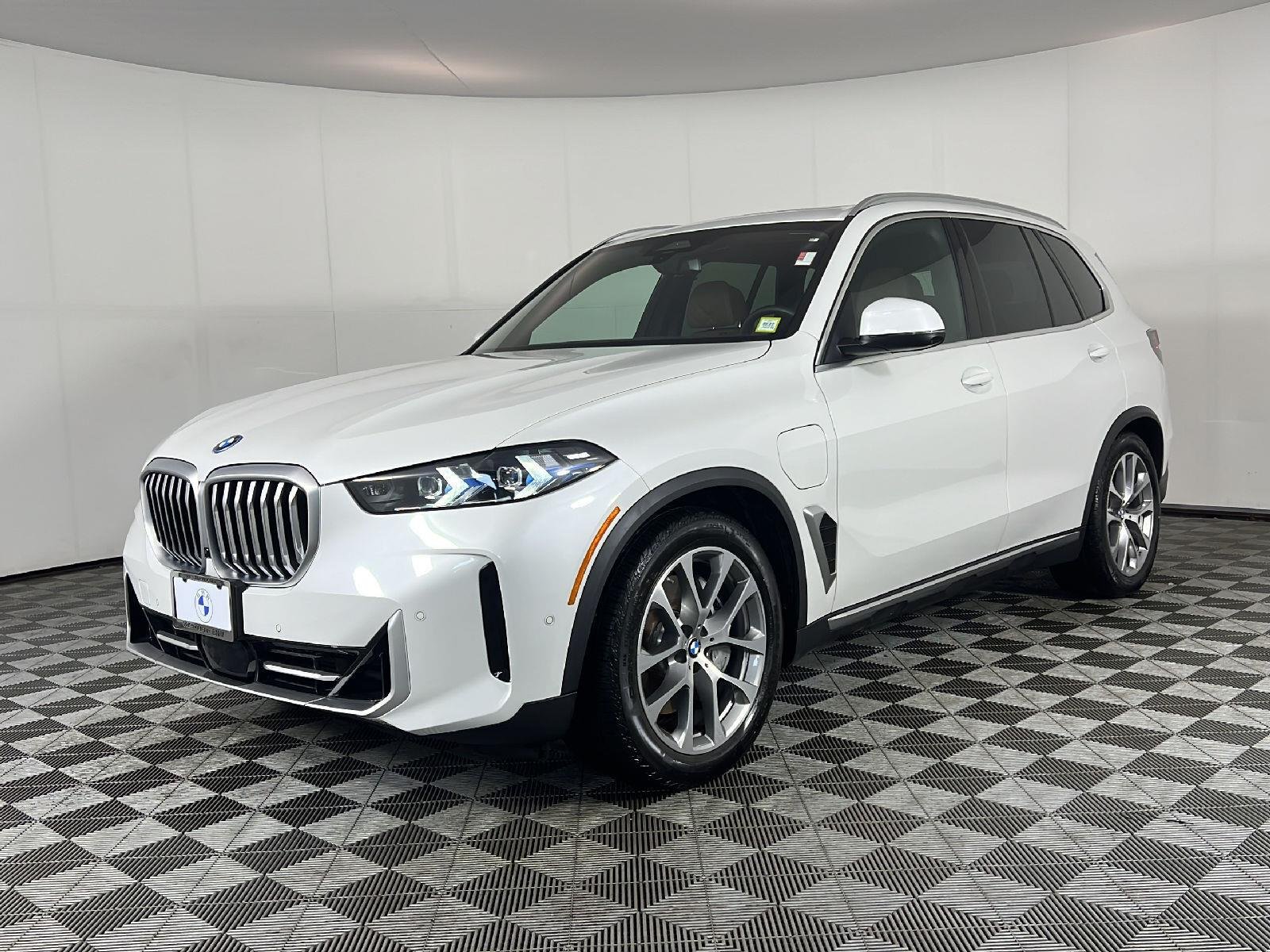 New 2026 Mineral White Metallic BMW xDrive50e image 6