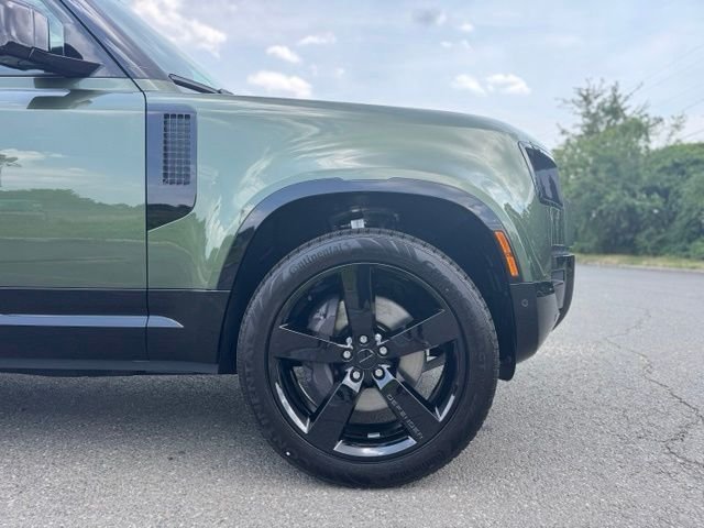 New 2026 Woolstone Green Land Rover X-Dynamic SE image 9