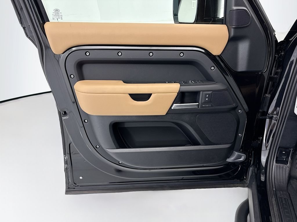New 2026 Santorini Black Land Rover X-Dynamic SE image 23