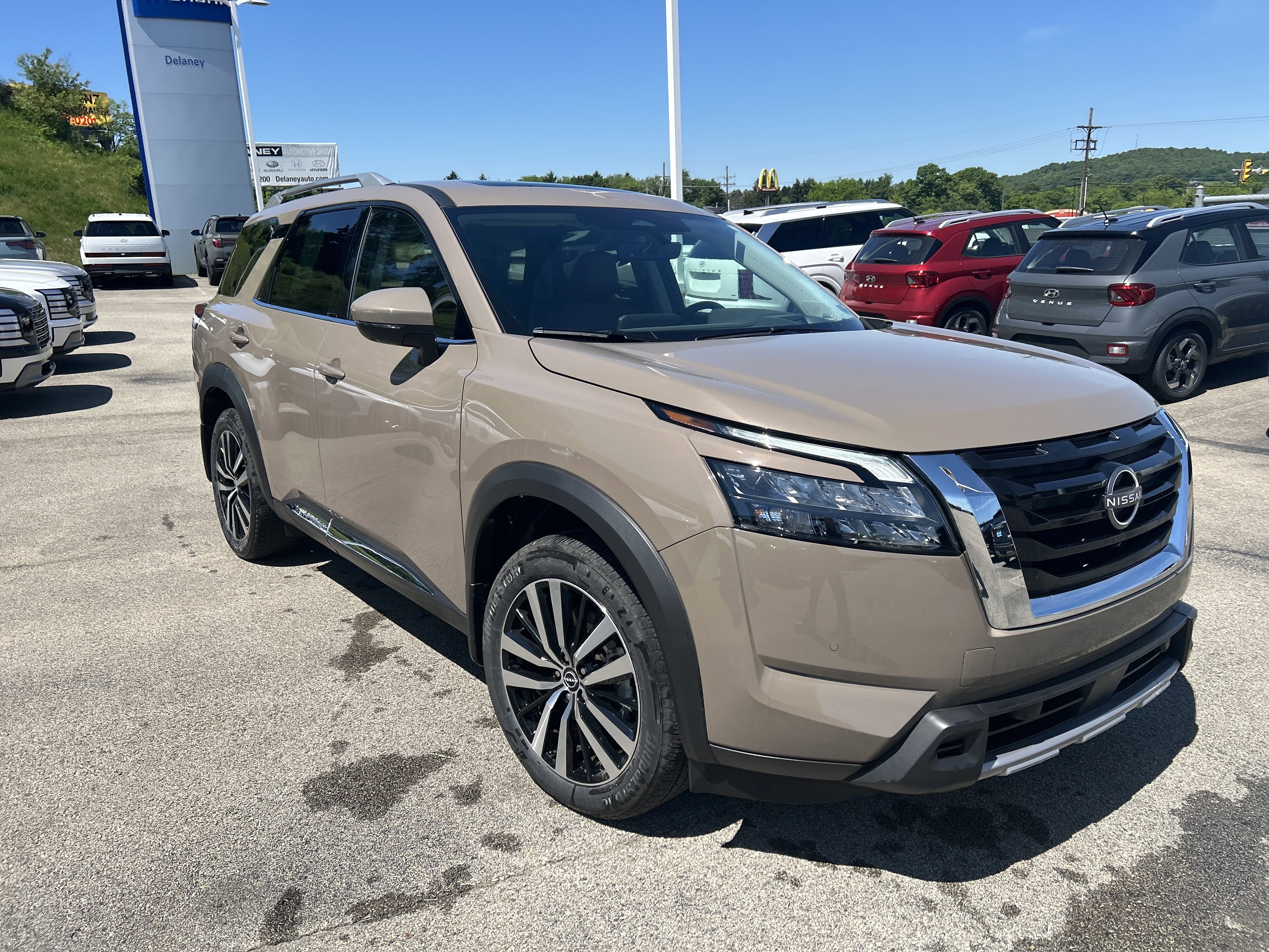 2025 Nissan Pathfinder Platinum 4WD's photo