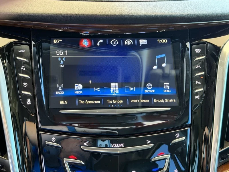 Used 2020 RADIANT SILVER METALLIC Cadillac Luxury image 10