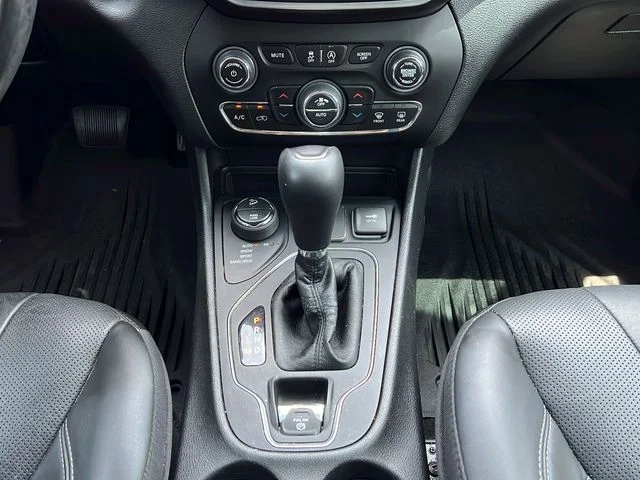 Used 2021 Silver Jeep Latitude Lux image 15