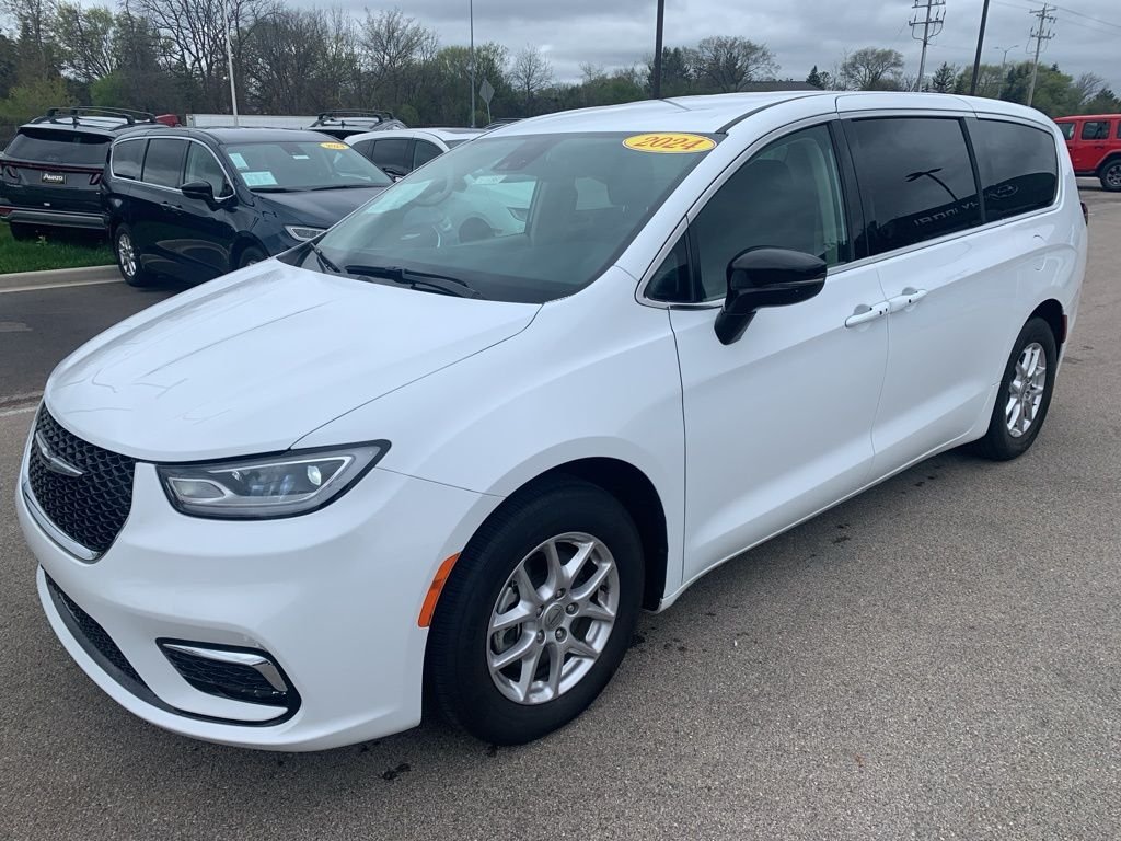 2024 Chrysler Pacifica Touring L's photo
