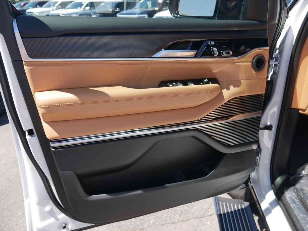 New 2026 Bright White Clear-Coat Exterior Paint Jeep Grand Wagoneer image 28