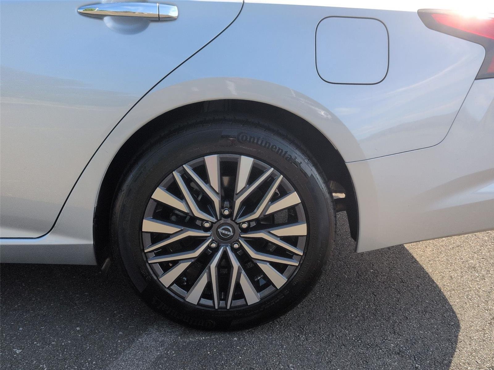 Used 2025  NISSAN SV image 11
