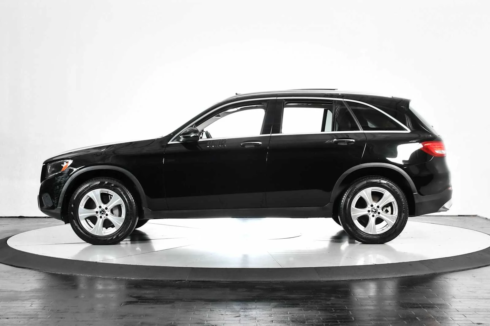 Used 2018 Black Mercedes-Benz GLC 300 image 2
