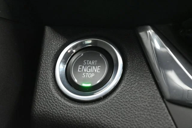 Used 2025 Summit White Buick Preferred image 18