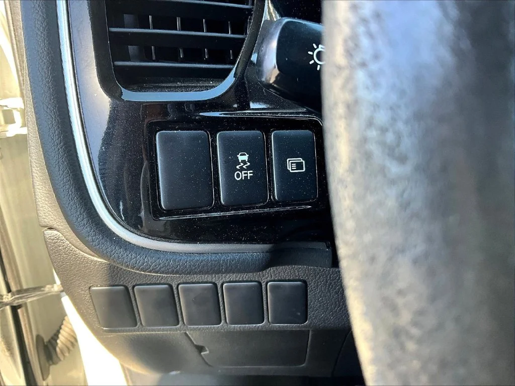 Used 2020 White Mitsubishi ES image 18