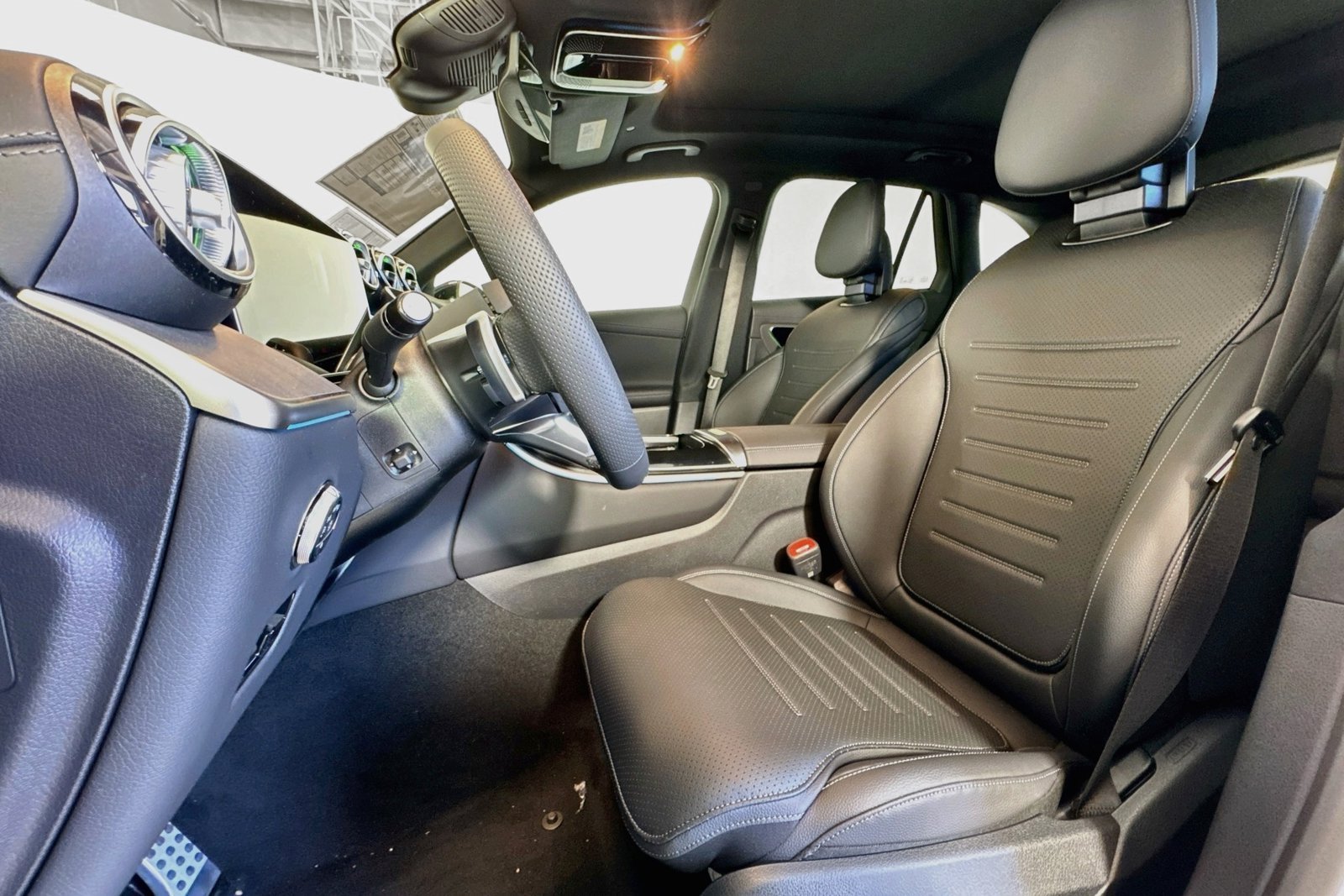 New 2026 Polar White Mercedes-Benz GLC 300 image 18