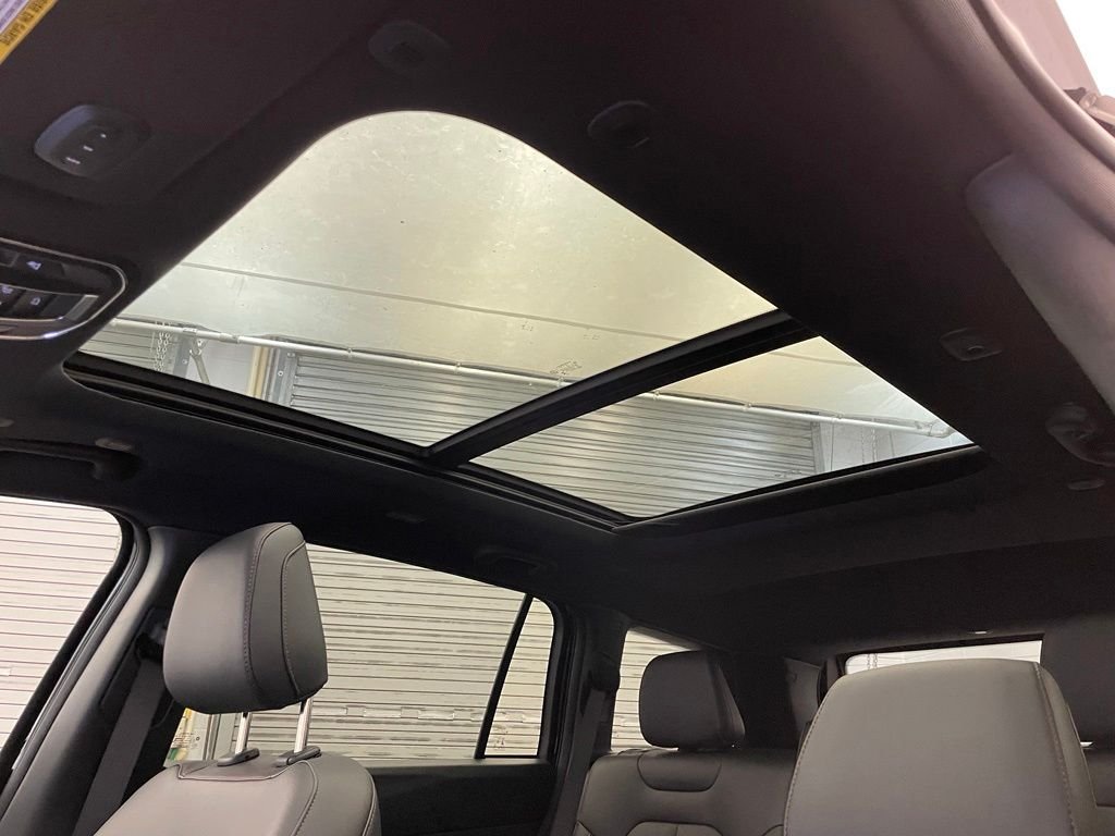 New 2026 Diamond Black Crystal Pearl-Coat Exterior Paint Jeep Limited image 15