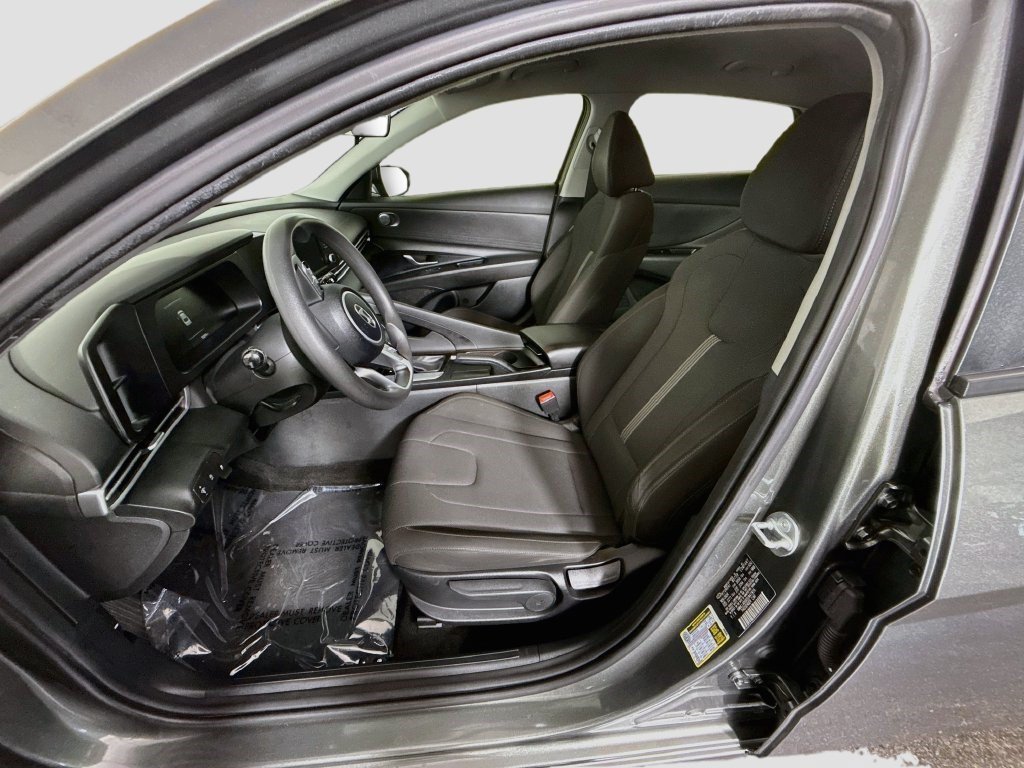 Used 2025 Amazon Gray Hyundai SE image 17