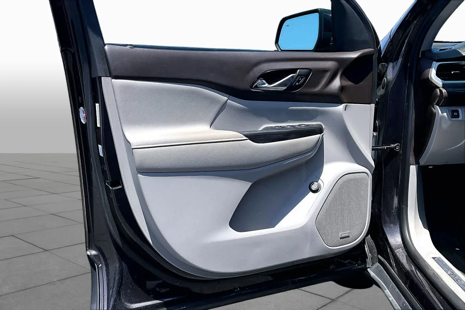 Used 2018 Iridium Metallic GMC SLT image 21
