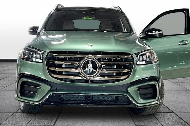 New 2026 MANUFAKTUR Ireland Mid Green Metallic Mercedes-Benz GLS 450 image 2