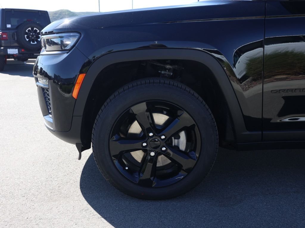 New 2026 Diamond Black Crystal Pearl-Coat Exterior Paint Jeep Limited image 10