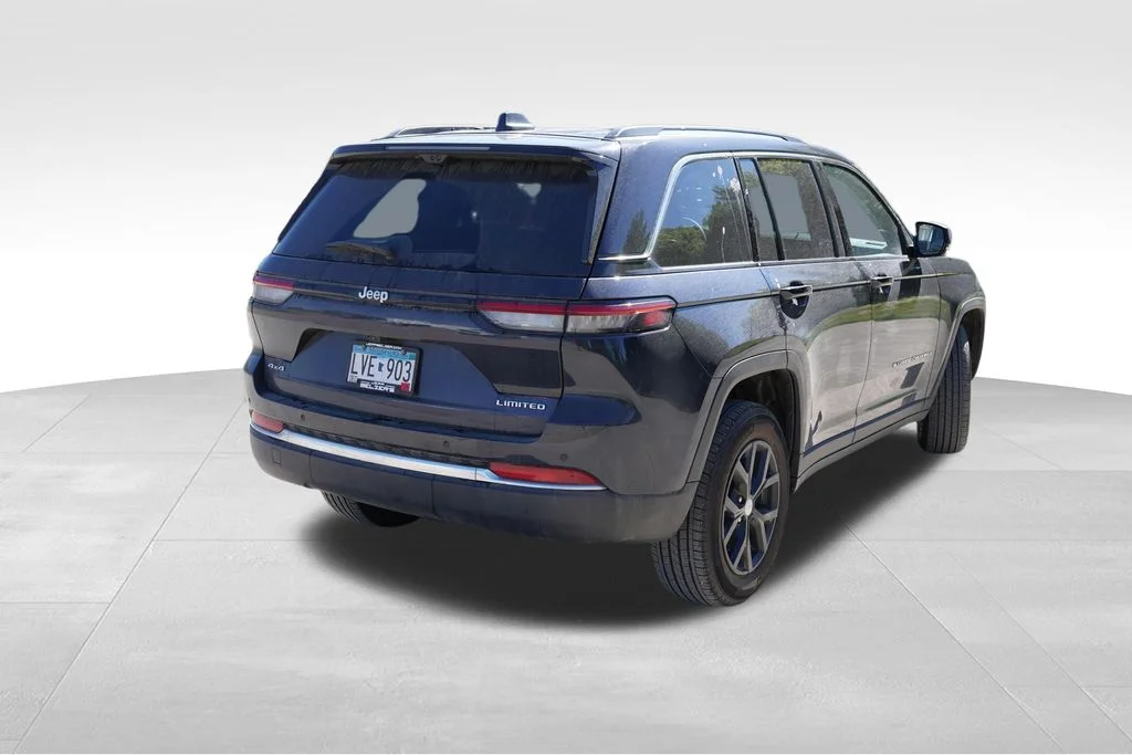 Used 2024 Midnight Sky Jeep Limited image 3