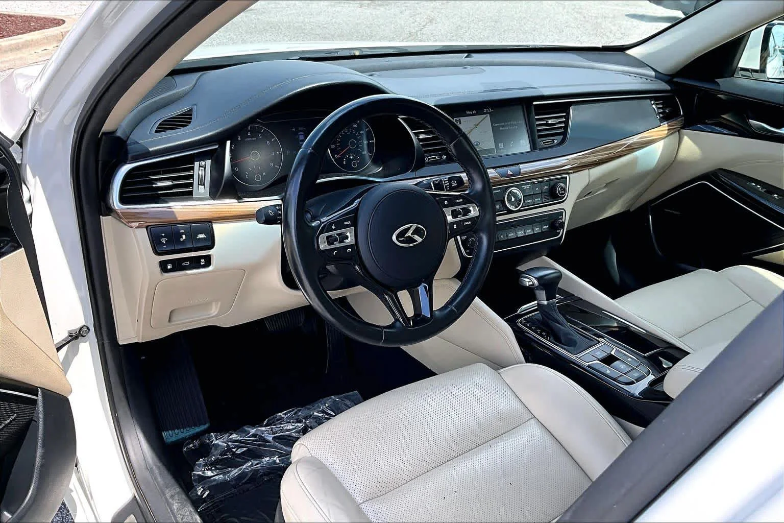 Used 2019 Snow White Pearl Kia Technology image 27