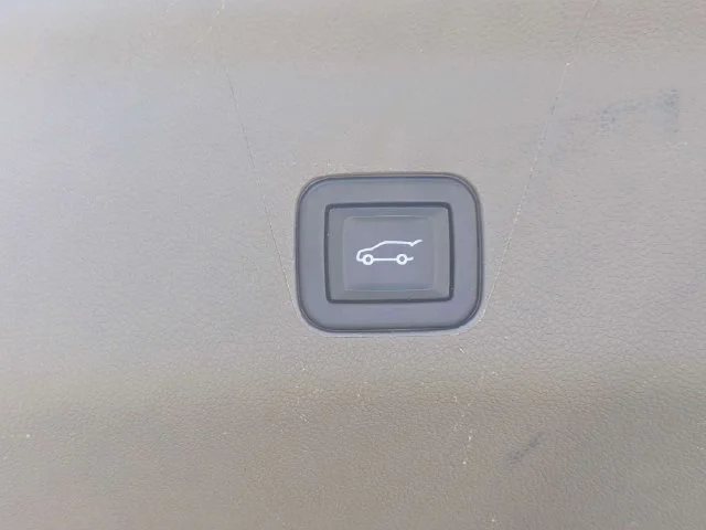 Used 2022 WHITE FROST TRICOAT GMC Denali image 13