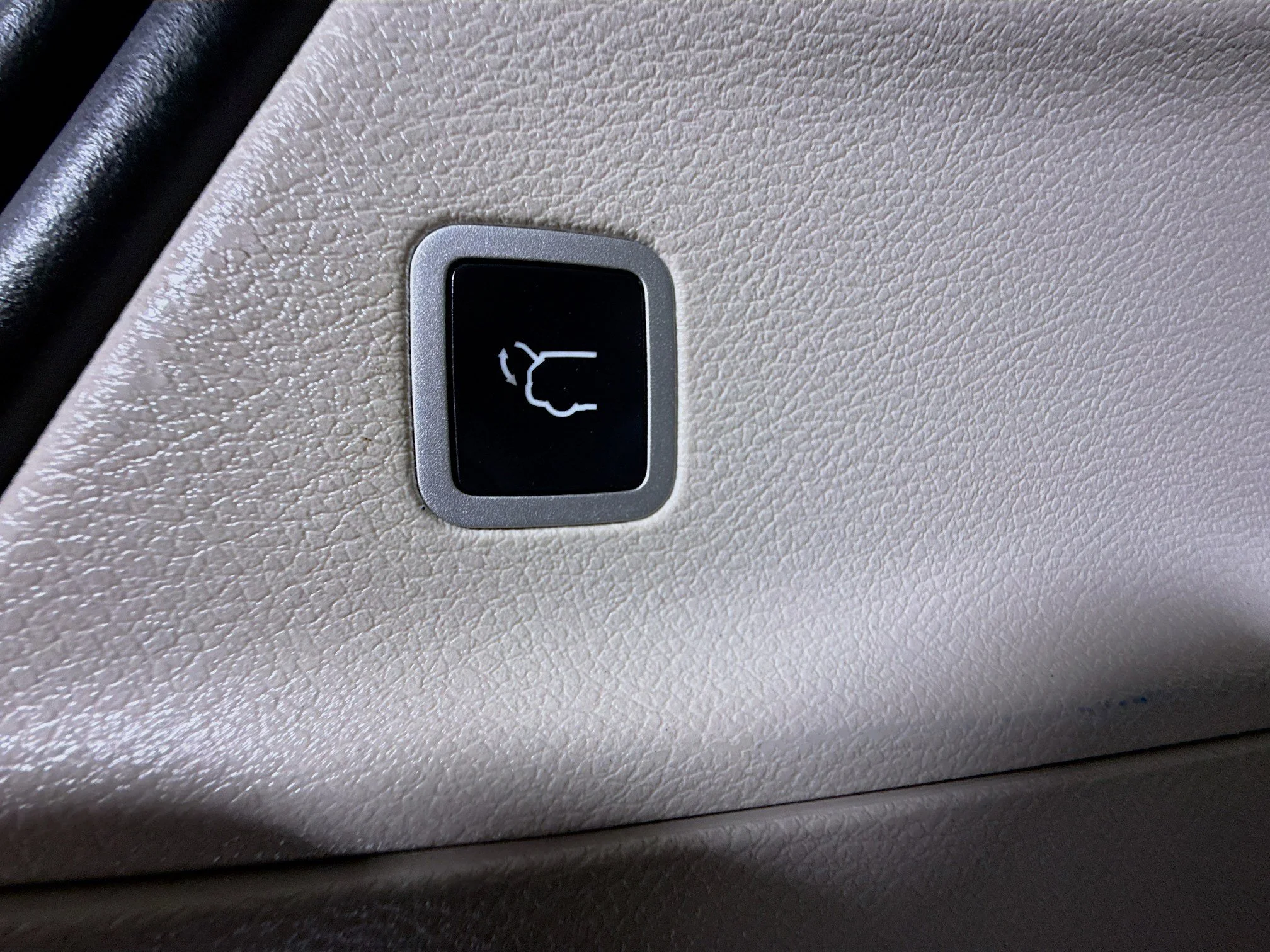 Used 2023 Silver Mist Clearcoat Chrysler LX image 37