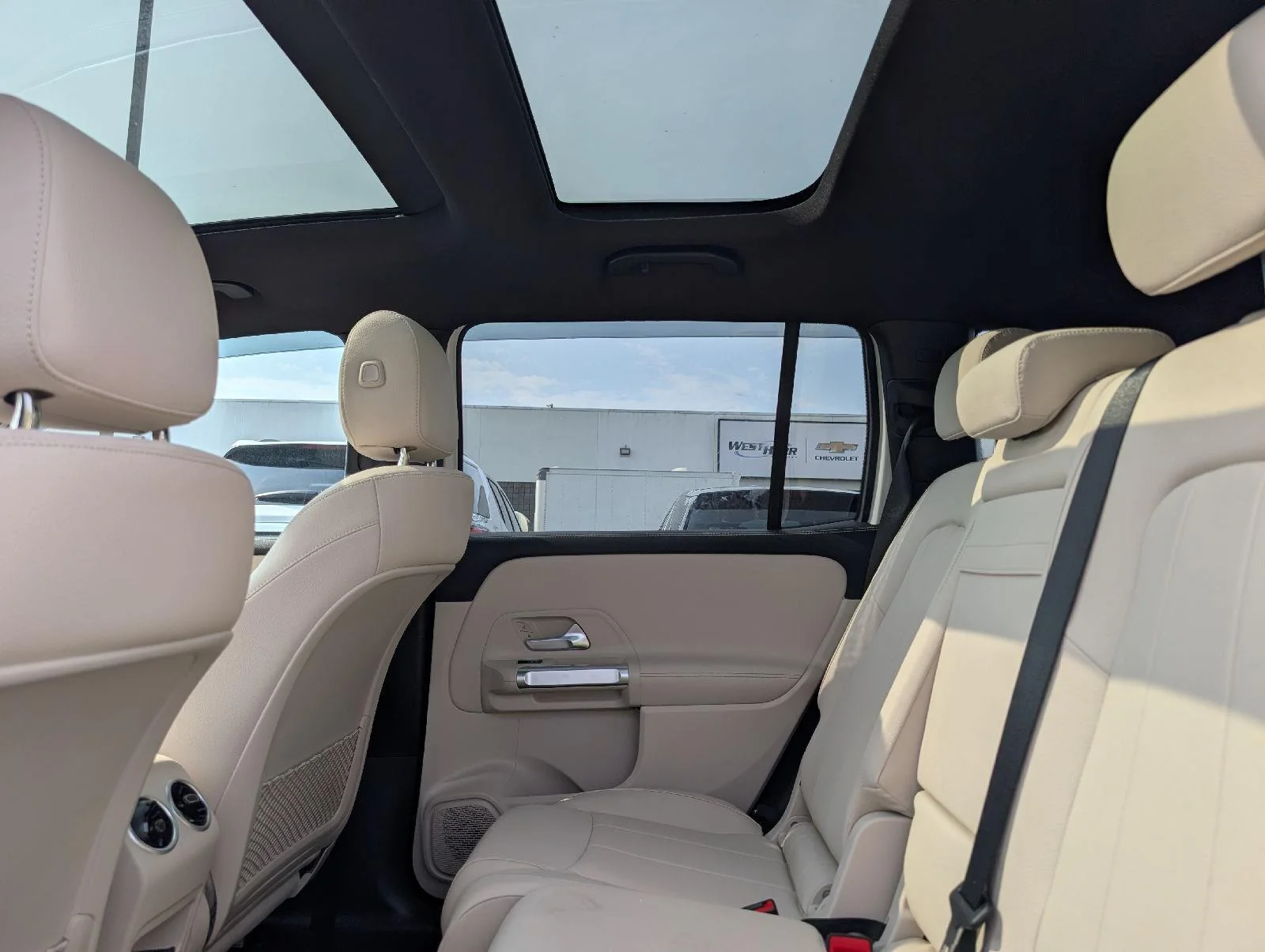 Used 2025 Polar White Mercedes-Benz GLB 250 image 10