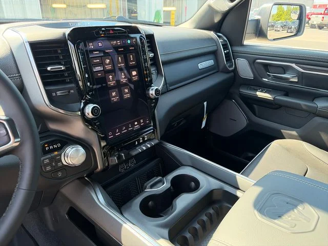 New 2027 Diamond Black Crystal Pearl-Coat Exterior Paint RAM Laramie image 17