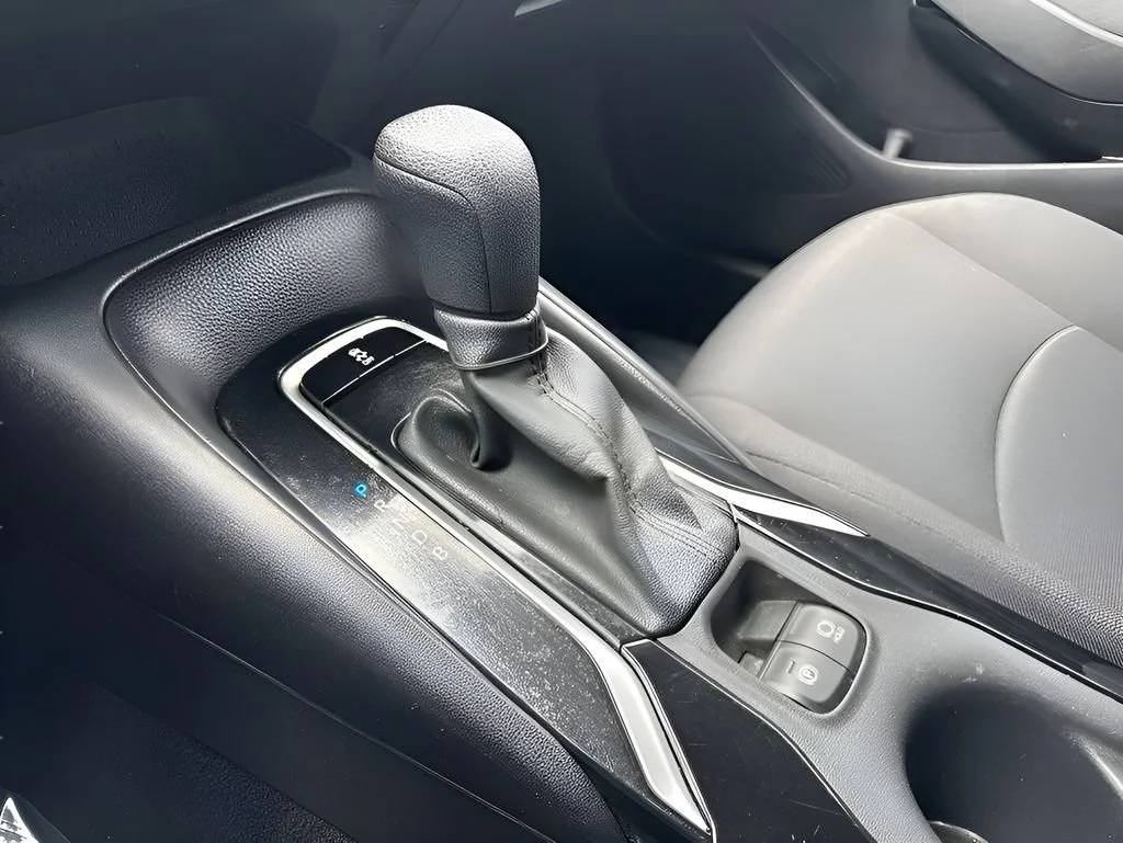 Used 2022 White Toyota LE image 16