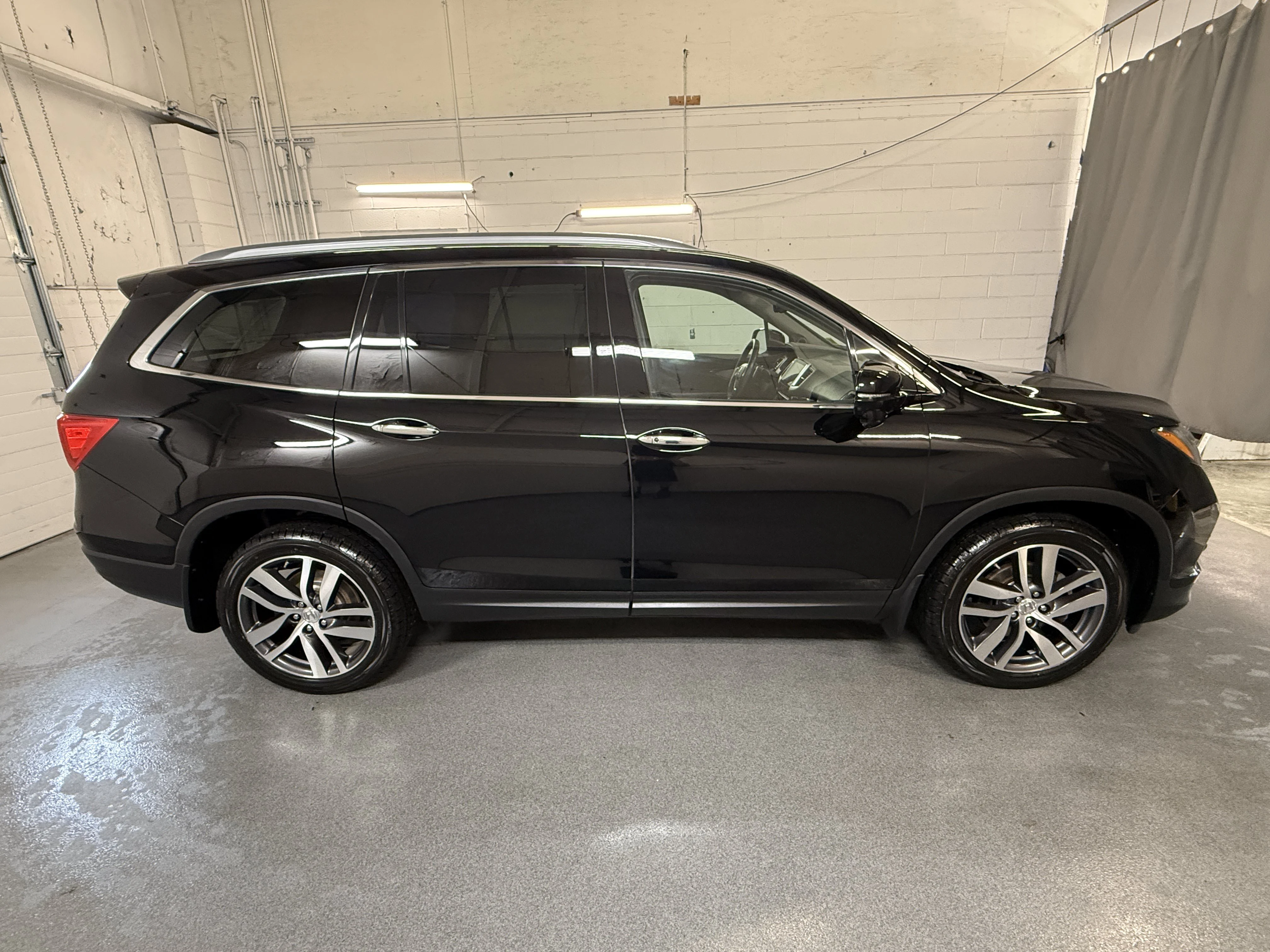Certified Used 2018 Crystal Black Pearl Honda Touring image 10