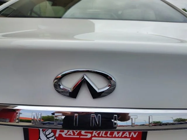 Used 2022 White INFINITI LUXE image 30