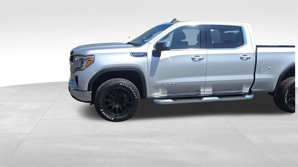 Used 2021 Gray GMC SLE image 4