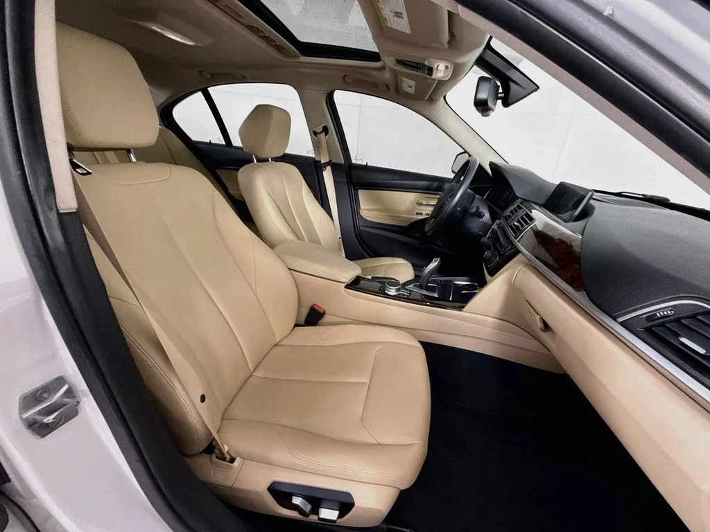 Used 2018 Mineral White Metallic BMW 320i xDrive image 29