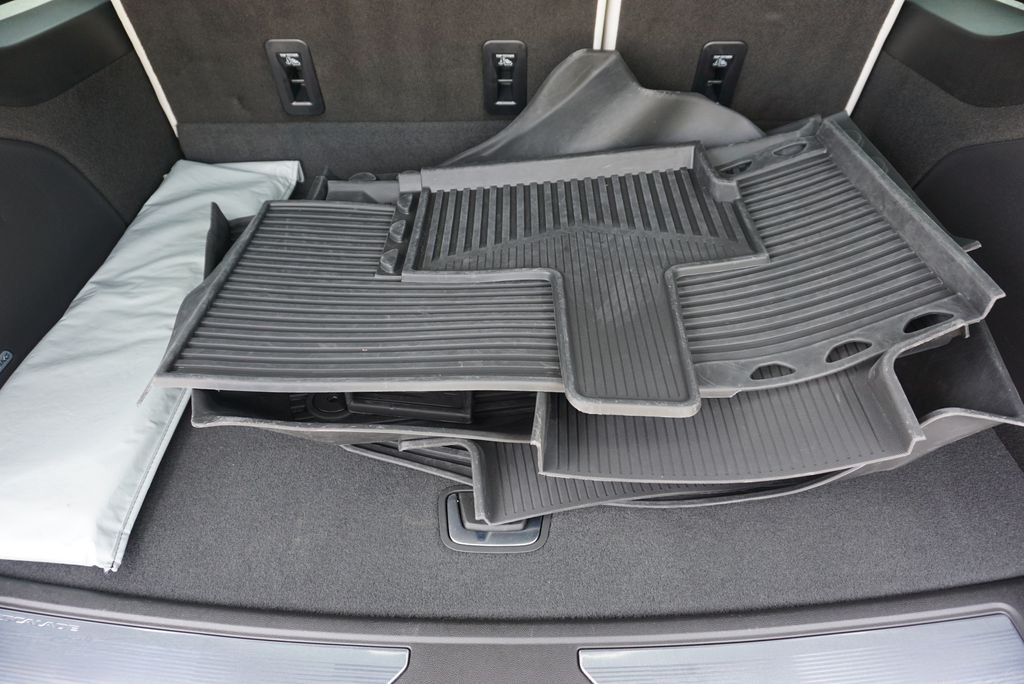 Used 2025 Crystal White Cadillac V-Series image 59
