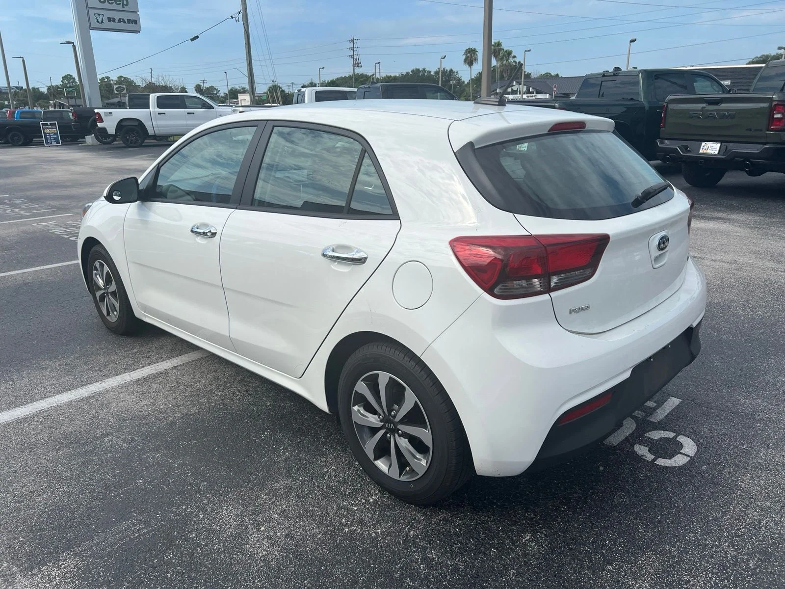 Used 2021 White Kia S image 5