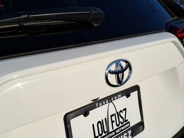 Used 2025 White Toyota XLE image 30