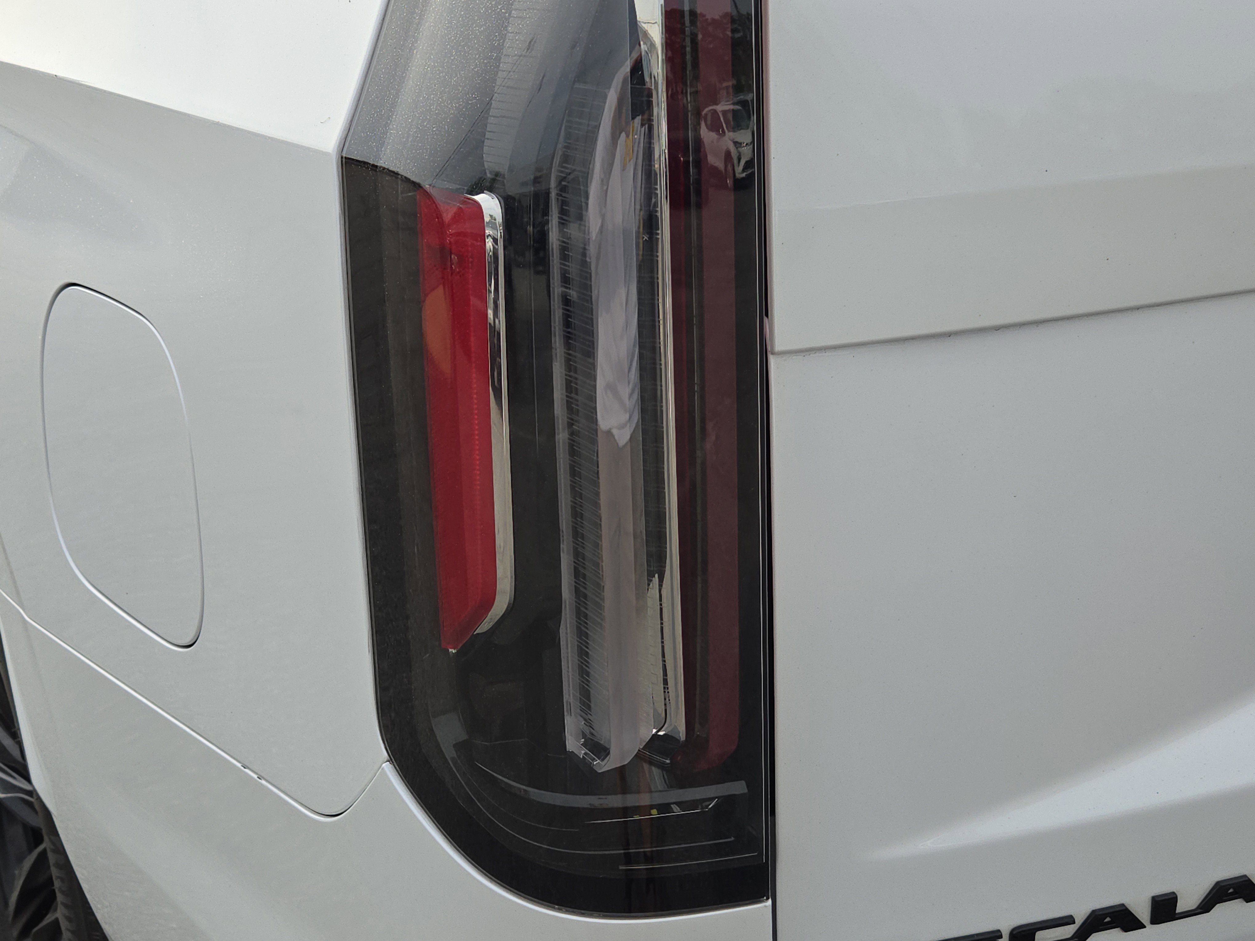 Used 2022 Crystal White Tricoat Cadillac Sport Platinum image 13