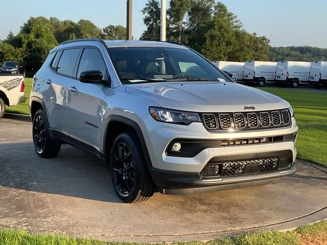 New 2026 Silver Zynith Metallic Clear-Coat Exterior Paint Jeep Latitude image 9