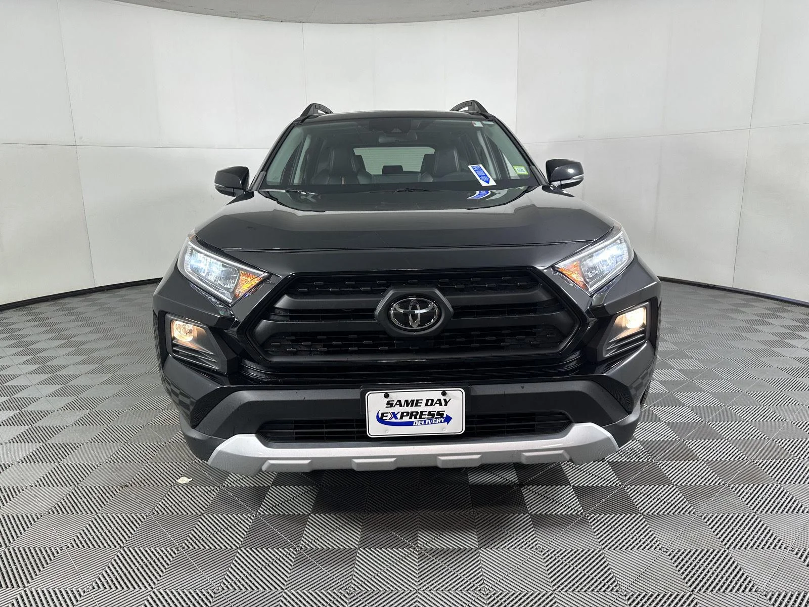 Used 2019 Midnight Black Metallic Toyota Adventure image 12