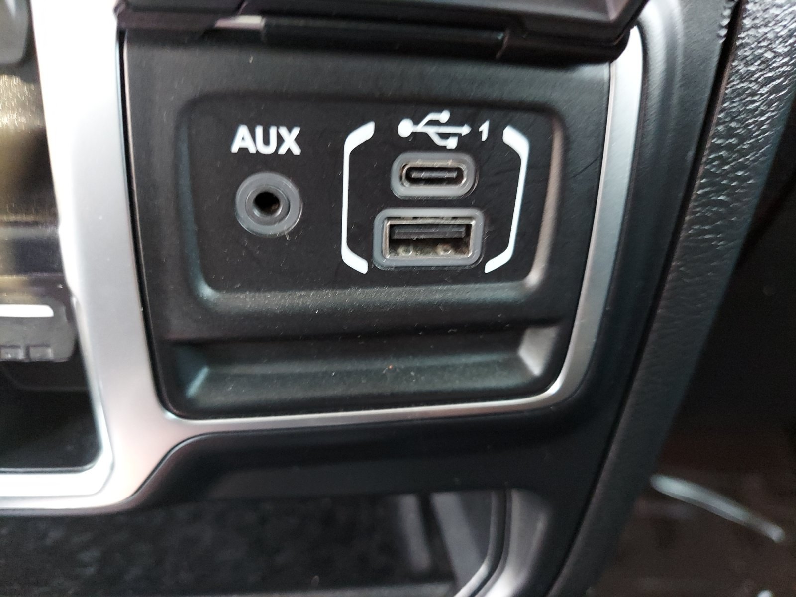 Used 2020 Bikini Pearlcoat Jeep Sport S image 21