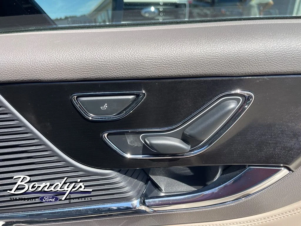 Used 2022 Blue Metallic Lincoln Standard image 17