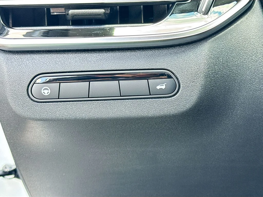New 2027 RADIANT WHITE INFINITI Luxe FWD image 10