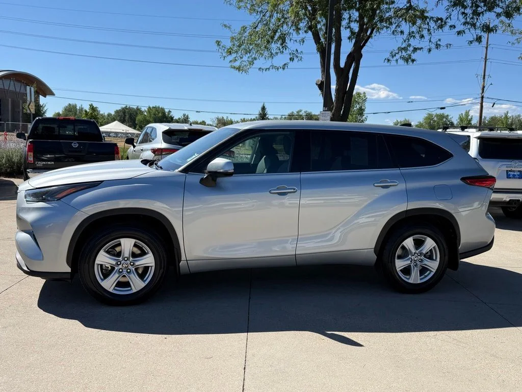 2022 Toyota Highlander LE - Photo 7