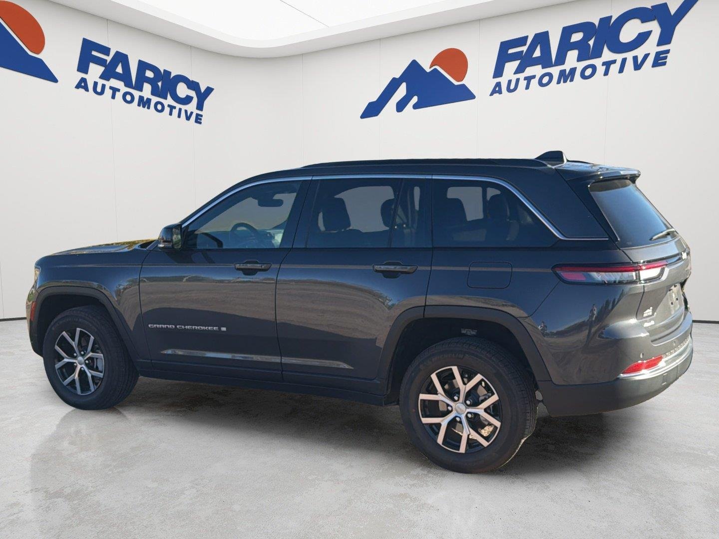 Used 2025  Jeep Limited image 13