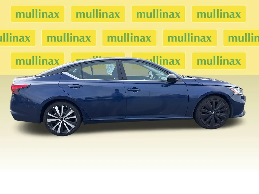 Used 2020 Blue Nissan 2.5 SR image 2