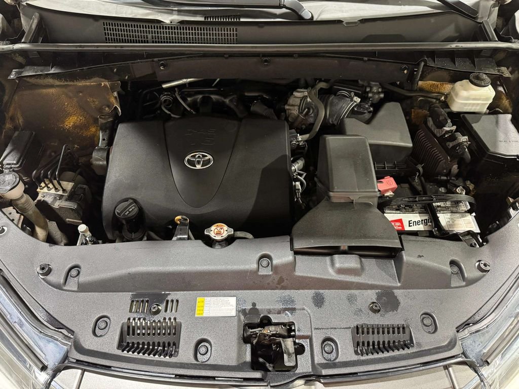 Used 2019 White Toyota XLE image 30