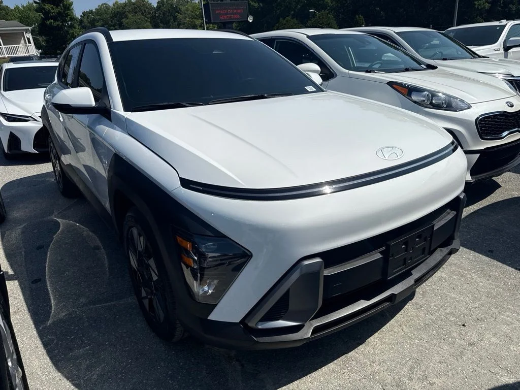 Used 2025 White Hyundai SEL image 2