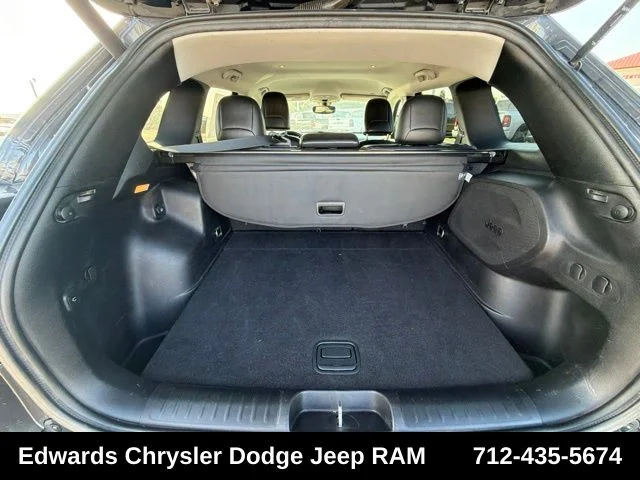 Used 2019 Gray Jeep Limited image 27