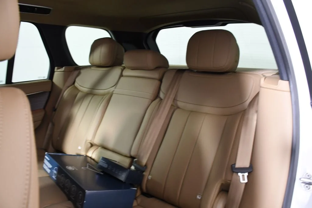 New 2026 Ostuni Pearl Wh Land Rover SE image 27