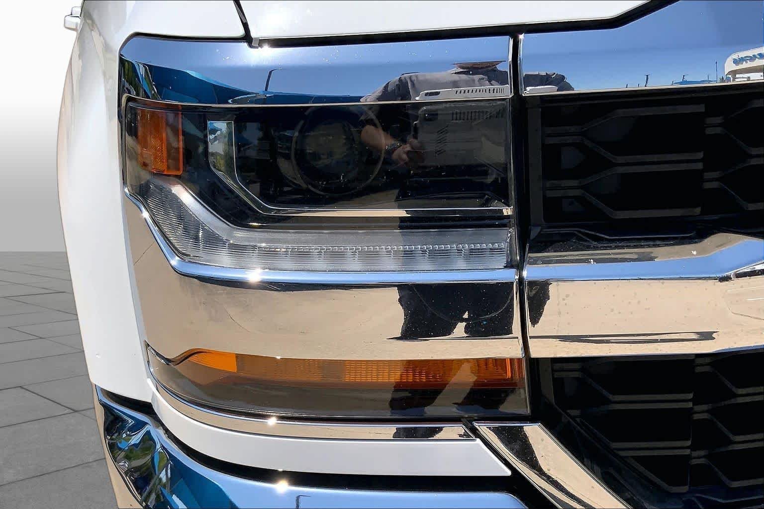 Used 2018 Summit White Chevrolet LT image 28
