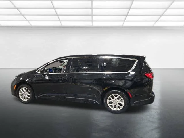 Used 2024 Black Chrysler Touring L image 7